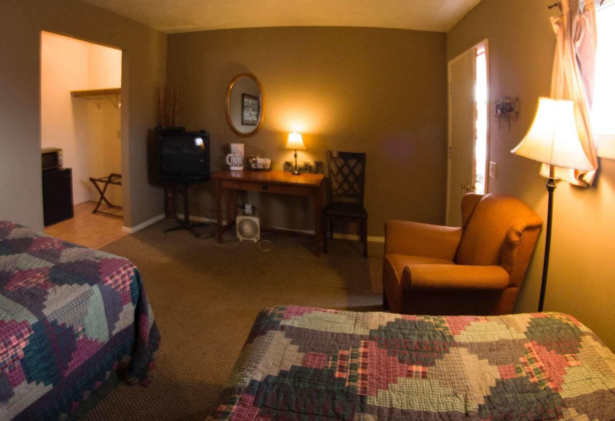 Yellowstone Holiday Motel West Yellowstone Zewnętrze zdjęcie